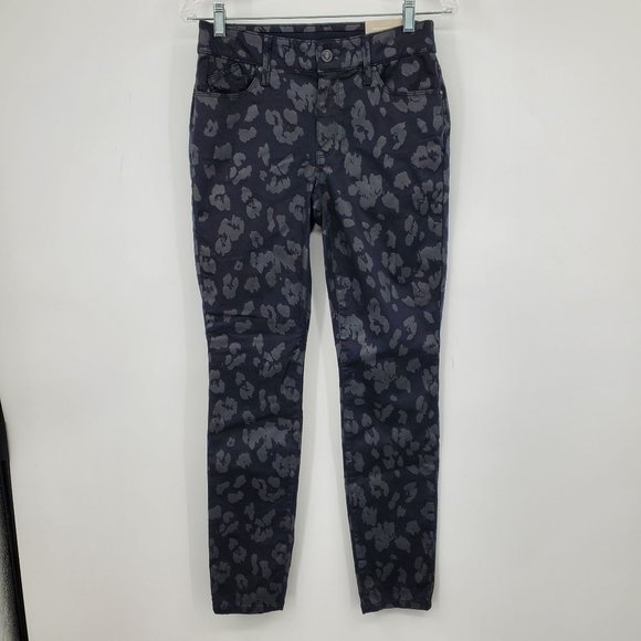 NWT Chico's Secret Stretch Black Cheetah Print Skinny Pants 2 Regular - Picture 1 of 9